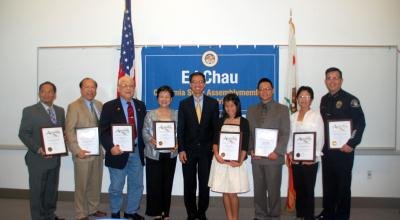 時值亞太裔傳統月，加州眾議員周本立（Ed Chau，中）31日向其選區八名出色的亞太裔人士頒發榮譽狀。（記者張宏／攝影）

